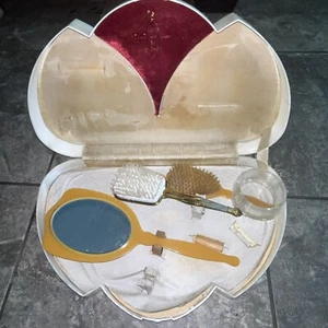 Juego de tocador vintage Doris Day Dream Chest de Crosby estuche de terciopelo rojo COMO ESTÁ - Imagen 1 de 19