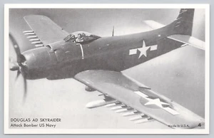 Tarjeta postal litográfica cromada Douglas AD Skyraider Attack Bomber Marina de los Estados Unidos - Imagen 1 de 2