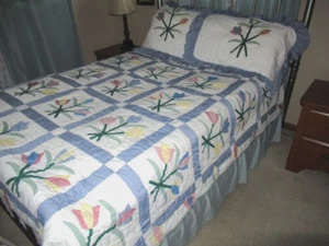 VTG 80X84 COUNTRY BLUE W MULTICOLOR TULIP APPLIQUE MACHINE DONE QUILT W SHAMS - Picture 1 of 9