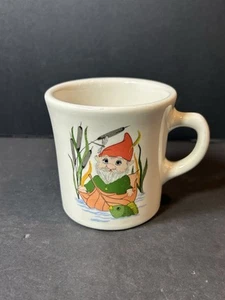 Taza de cerámica de colección Homer Laughlin Best China EE. UU. Pesca gnomo *RARA* - Imagen 1 de 6