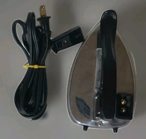 Vintage Travel Iron Valiant Electric Model 15/2319 - 120V-250W Tested Works - Foto 1 di 11
