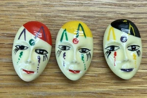 Máscara facial vintage de 3 botones pintada a mano plástico metal respaldo arte - Imagen 1 de 5