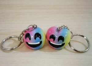 12 PEZZI Portachiavi Emoticon Emoti Emoji ARCOBALENO resina BOMBONIERA U 0OM0 - Foto 1 di 1