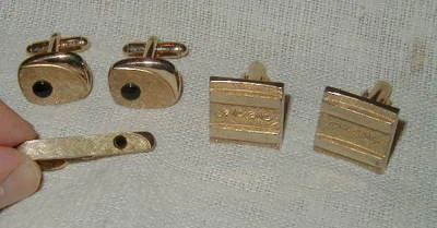 2 PAIRS OF VINTAGE MEN'S CUFFLINKS, TIE CLIP, GOLD TONED w STONES, JEWELRY - Image 1 of 4