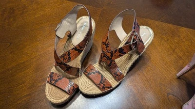 Kenneth Cole New York - Sandalias de cuña cruzadas Olivia talla 9,5 | Patrón de piel de serpiente Foto 1 de 3