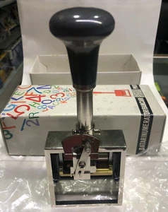 NUMERATORE BANCARIO NUMERI DI PROTOCOLLO - ACCIAIO E OTTONE - Art. 4780 - Foto 1 di 7