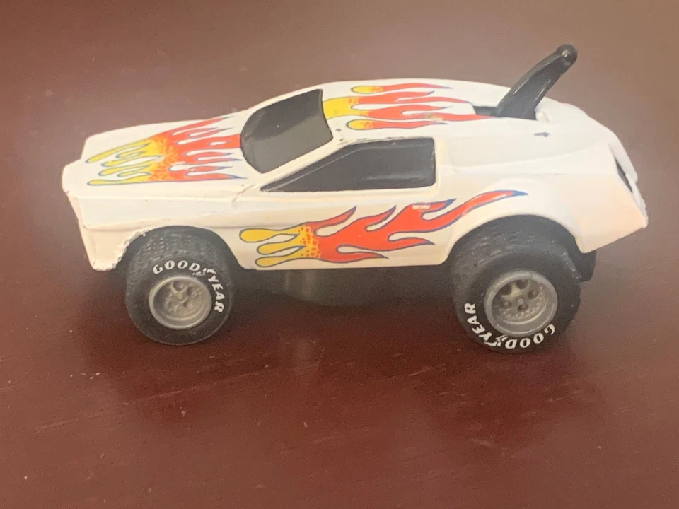 VINTAGE 1978 HOT WHEELS 1:64 SHIFT KICKERS CAR - WHITE WITH FLAMES - Image 1 of 4