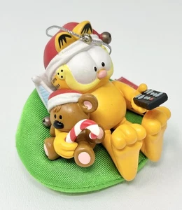 Garfield Katze Weihnachtsschmuck auf Couch TV Fernbedienung mit Teddybär Pooky 2008 - Bild 1 von 14