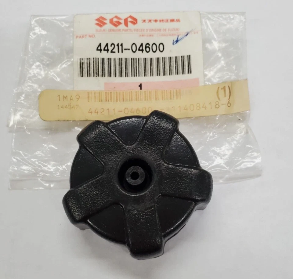 Tapa del tanque de combustible Suzuki LT50 QuadRunner OEM 44211-04600 Foto 1 de 1