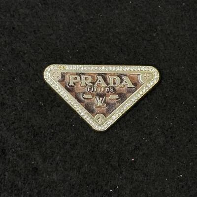 Prendedor gráfico inspirado en el diseñador/monograma de cuero marrón Foto 1 de 2