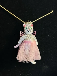 Betsey Johnson Gato Princesa Colgante Collar Hada Bailarina Nuevo en Caja PRIMAVERA ROSA - Imagen 1 de 9