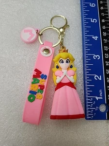 Llavero Princesa Melocotón Super Mario Metal y Silicona ¡Nuevo! ¡Envío rápido! - Imagen 1 de 5