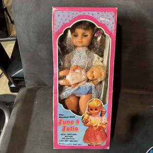Muñeca mecedora musical de colección June and Julie de 19" canción de cuna con muñeca bebé - Imagen 1 de 7