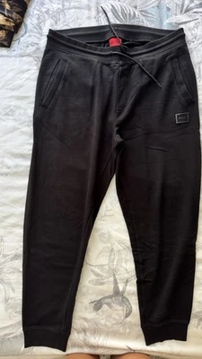 Pantalones deportivos Hugo Boss para hombre negros talla XXL como nuevos Foto 1 de 4