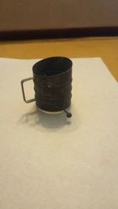 Tamiz de harina de metal de juguete miniatura vintage para niños de 1 3/4" con manivela de perilla de madera - Imagen 1 de 9