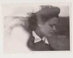 Bella attraente giovane donna carina surreale bella ragazza istantanea foto astratta - Foto 1 di 7