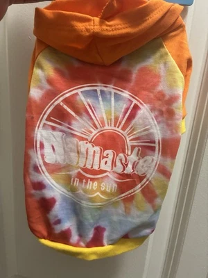 Camiseta com capuz para cães/filhotes tie dye laranja e amarelo. Tamanho XS - Imagem 1 de 4