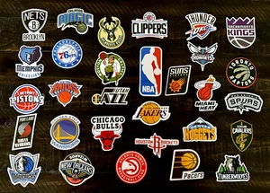 ~ NUEVAS PEGATINAS CON EL LOGOTIPO DE LA NBA ~ ELIGE EQUIPO ~ MÁS TARJETA COLECCIONABLE DE EQUIPO ~ MUESTRA TU ESPÍRITU ~ - Imagen 1 de 45