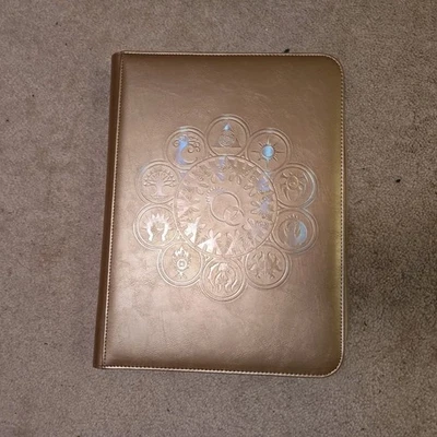 Magic: The Gathering Murders at Karlov Manor carpeta 360 de 9 bolsillos Foto 1 de 2