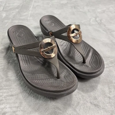 Sandalias Crocs para mujer talla 9 negras cuña abatible tanga anillo medallón dorado cómodo Foto 1 de 4