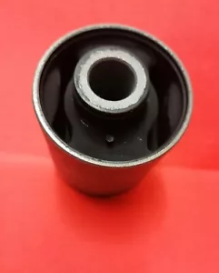 MITSUBISHI DELICA L400 BRAZO TRASERO BUJE X1 MB951814 - Imagen 1 de 3