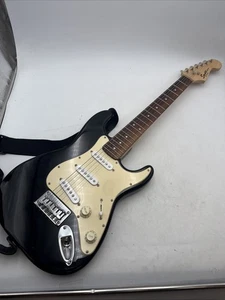 Guitarra eléctrica Black FENDER Squier MINI Stratocaster 3/4 en muy buen estado necesita una cuerda - Imagen 1 de 19