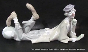 LLADRO PORCELAIN FIGURINE #4618 Reclining CLOWN with BEACH BALL Vintage - Picture 1 of 7