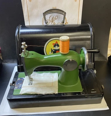 Mini máquina de coser vintage original de juguete para niños en estuche de baquelita URSS funciona Foto 1 de 4