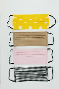 Paquete de 4 mascarillas faciales plisadas LONI - Fabricadas en Reino Unido - Imagen 1 de 2