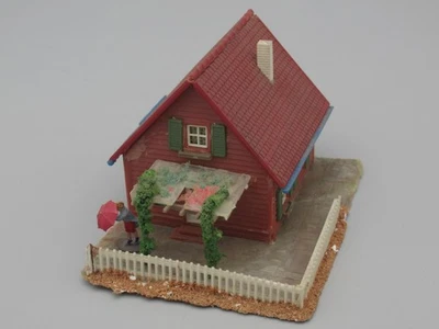 Maison de village avec femme au parapluie - Faller B-244 - Photo 1/2