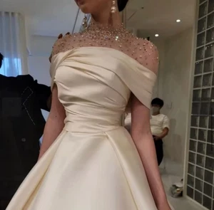 Elegante Frauen Ballkleid mit hohem Kragen Perlen US-Größe: 6 - Bild 1 von 3