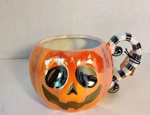 Taza calabaza iridiscente naranja truco y trato con mango a rayas  - Imagen 1 de 2