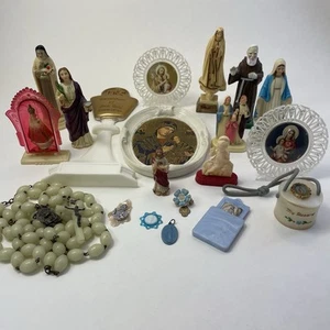LOT OF VINTAGE PLASTIC CATHOLIC RELIGIOUS STATUES PLAQUES AND ROSARIES - Picture 1 of 18