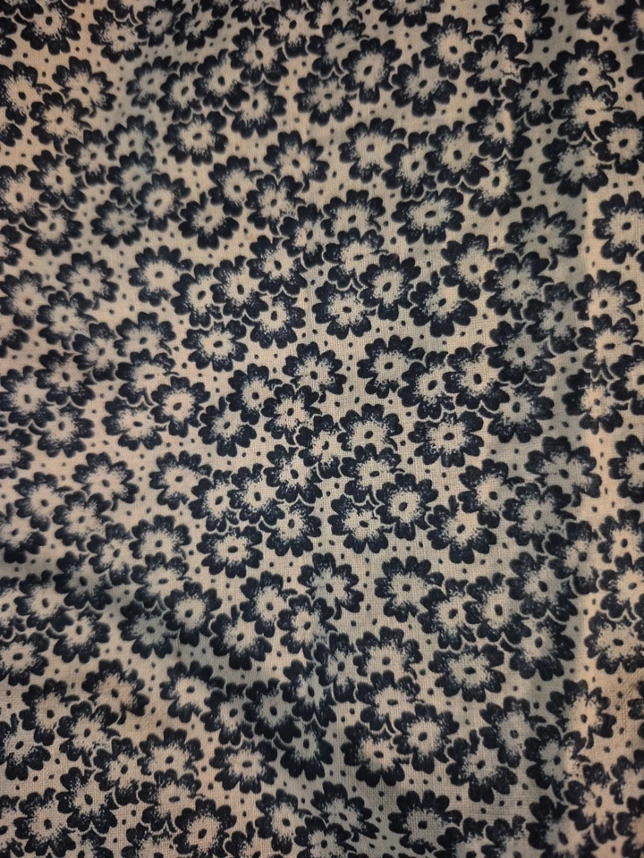 Flores Calico estampado pequeño azul marino.  tela algodón 44" x 170"  Foto 1 de 1