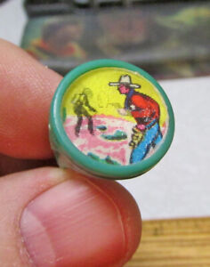 plastic 1960s dime store vending machine toy Flicker Ring, Cowboy gunfight green