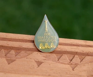Pinback de solapa Seattlites Precision 1998 1 1/4" tono dorado metal y esmalte - Imagen 1 de 5
