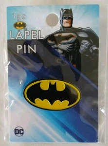 Spilla Bat Man Metal Licenza Limitata DC Super Man Logo 1.1/2" x 1/2" Nuova - Foto 1 di 3