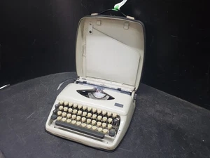 ALDER TYPPA Portable Typewriter with Case - Missing Knob -(NOT TESTED) - Foto 1 di 6