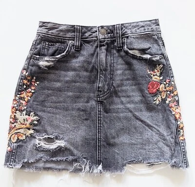 Minifalda vaquera negra envejecida bordada floral Abercrombie & Fitch talla 26 Foto 1 de 4