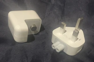 Genuine Original 10W Apple Mains Adaptor with UK Plug for iPad Air - Picture 1 of 7