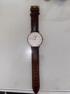 Daniel Wellington Unisex Watch - Picture 1 of 3