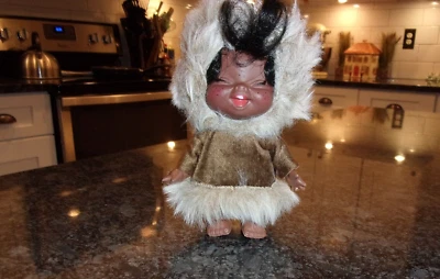 MUÑECA ESQUIMAL NATIVA NIÑO VINTAGE - GOMA/PLÁSTICO - 6" - NIÑO MUY FELIZ Foto 1 de 4
