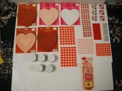 Haz tu propio kit de tarjetas de San Valentín con tapetes de corazón de 6", pegatinas y brillo  Foto 1 de 4