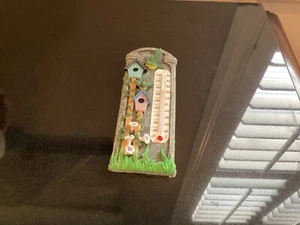 Giftco Inc. uccellini con fiori e casette termometro da parete 7,5” x 3” - Foto 1 di 3