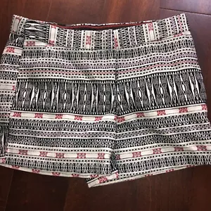 DALIA Tribal/Abstract Print Shorts Color(s) White Black Textured/Medium Sz 6 - Picture 1 of 4