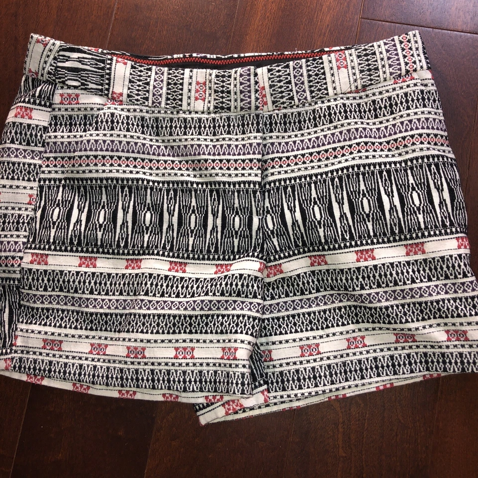 DALIA  Tribal/Abstract Print Shorts Color(s) White Black  Textured/Medium Sz 6 - Image 1 of 4