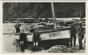 LAUNCHING THE BOAT AT AUCHMITHIE, ARBROATH, FISHING - Angus Postcard JB White - Foto 1 di 2
