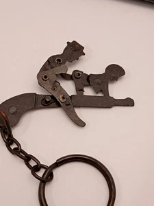 NOS Portachiavi Vintage Uomo Donna Meccanico Mobile Metallo Pistola Cattiva XxX - Foto 1 di 9