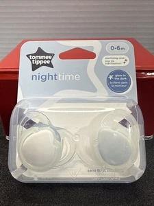 Paquete de 2 chupetes nocturnos Tommee Tippee que brillan en la oscuridad blanco azul sin BPA - Imagen 1 de 8