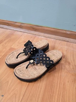 Sandalias Eric Javits de charol negro con plataforma recortada para donas talla 6,5 Foto 1 de 4